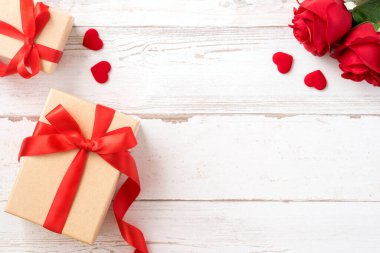 Kraft 'ın kırmızı kurdeleli en iyi görüntü, Sevgililer Günü için aşkla kırmızı gül arka plan tasarımı konsepti.