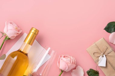 Sevgililer Günü hediyesinin en üst görüntüsü şarap ve pembe arkaplan tasarımı üzerine pembe gül buketi.