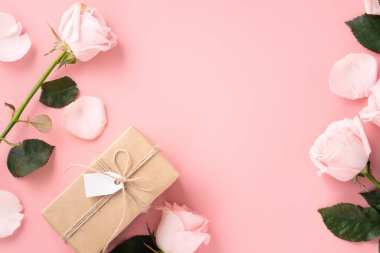 Sevgililer Günü tasarım konsepti pembe gül çiçeği ve paketlenmiş Kraft hediye kutusu ve pembe masa arkaplanı.