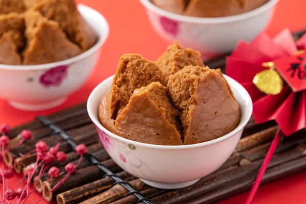 在红桌的背景下 为农历新年传统食品佳节准备了美味的中国蒸海绵蛋糕法高 — 图库照片