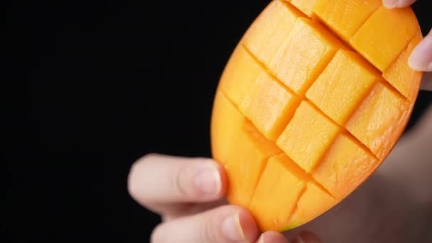 Ağır Çekimde Kadın Taze Mango Meyvesi Kesiyor Doğranmış Posanın Sulu — Stok video