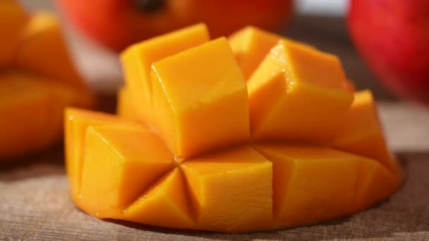 Gewürzte Frische Mango Früchte Auf Holzschneidebrett Mit Sonnenlicht Und Blattschatten — Stockvideo