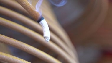 Macau (Macao) tapınağında yanmış sarmal tütsü, geleneksel Çin kültüründe Tanrı 'ya ibadet etme geleneği..