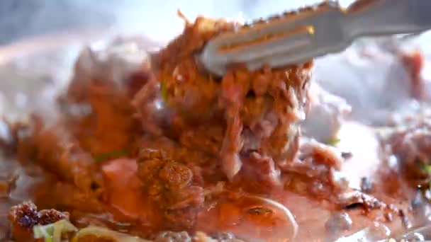 韓国料理店での黒豚料理 ネギ入り鉄板の上での新鮮なおいしい韓国料理の終わり — ストック動画