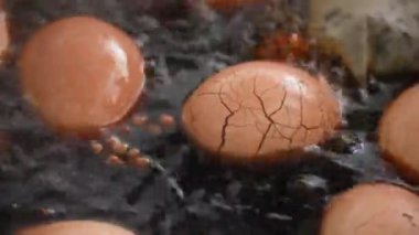 Geleneksel Tayvan yemeği pişirme ve haşlama ünlü çay yumurtaları ve evde siyah çay yaprağı ve soya sosu..