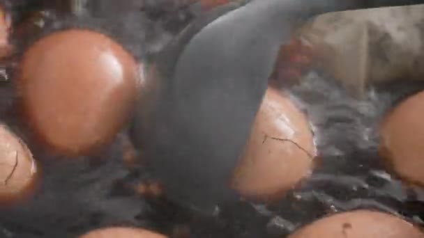 台湾の伝統料理である紅茶の卵を紅茶の葉と醤油で自宅で調理し 沸騰させる — ストック動画
