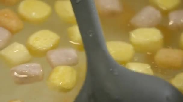 家庭で台湾の伝統的な甘いデザートフードタロイモボールを調理し — ストック動画