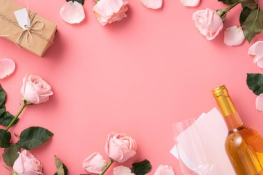 Sevgililer Günü hediyesinin en üst görüntüsü şarap ve pembe arkaplan tasarımı üzerine pembe gül buketi.