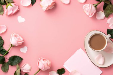 Sevgililer Günü tasarım konsepti pembe gül çiçeği ve pembe masa arkasında sütlü çay.