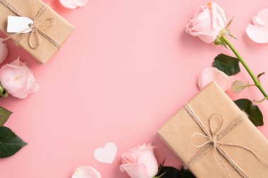 Sevgililer Günü tasarım konsepti pembe gül çiçeği ve paketlenmiş Kraft hediye kutusu ve pembe masa arkaplanı.