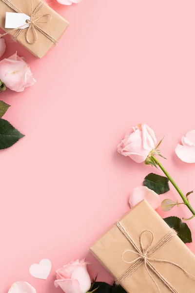 Концепція Дня Святого Валентина Рожевою Квіткою Рожевого Кольору Загорнута Крафтової — стокове фото