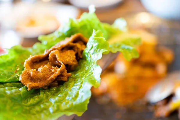 Närbild Ssam Koreansk Bbq Stekt Svart Fläsk Med Salladsmat Korea — Stockfoto