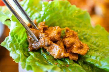 Ssam Kore barbeküsü, tavada kızartılmış siyah domuz, Kore restoranında marul yemeği, taze Kore mutfağı..