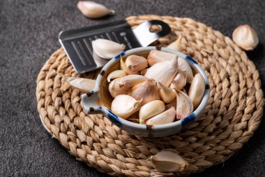 Siyah masa arkasındaki taze sarımsak karanfillerini kapat..