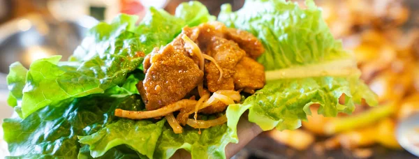 Ssam Kore Barbeküsü Tavada Kızartılmış Siyah Domuz Kore Restoranında Marul — Stok fotoğraf