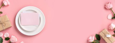 Anneler Günü 'nün üst görüntüsü hediye ve yemek tasarımı konsepti arka planda pembe gül çiçekli pembe masa arkaplanı