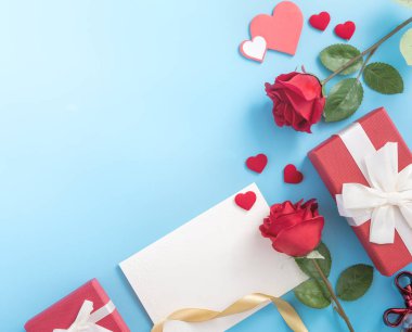 Güzel karşılama davetiyesi, Anneler Günü konsepti, Sevgililer Günü, yıldönümü ve doğum günü kavramı mavi arka planda izole edilmiş, kopya alanı, üst görünüm, taklit, düz yatış