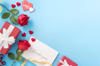 Güzel karşılama davetiyesi, Anneler Günü konsepti, Sevgililer Günü, yıldönümü ve doğum günü kavramı mavi arka planda izole edilmiş, kopya alanı, üst görünüm, taklit, düz yatış