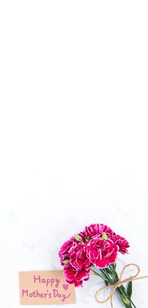 Anneler Günü Konsept Fotoğrafçılığı Güzel Karanfiller Kraft Yazılı Kartla Bağlanmış — Stok fotoğraf