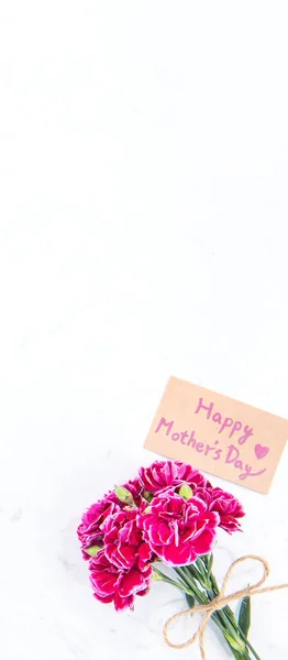 Anneler Günü Konsept Fotoğrafçılığı Güzel Karanfiller Kraft Yazılı Kartla Bağlanmış — Stok fotoğraf