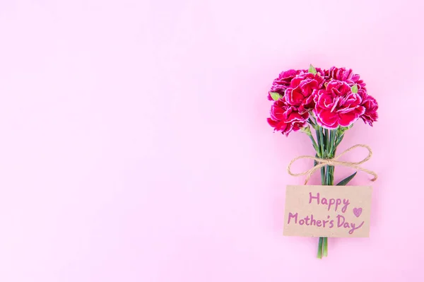Anneler Günü Konsept Fotoğrafçılığı Güzel Karanfiller Kraft Metin Kartıyla Bağlanmış — Stok fotoğraf