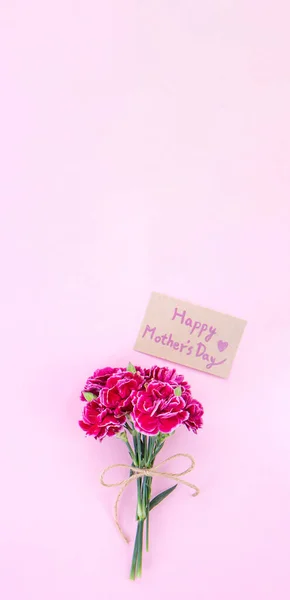 Anneler Günü Konsept Fotoğrafçılığı Güzel Karanfiller Kraft Metin Kartıyla Bağlanmış — Stok fotoğraf