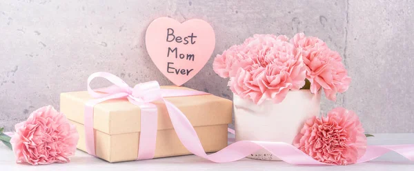 Maio Mães Dia Handmade Giftbox Deseja Fotografia Cravos Florescendo Bonito — Fotografia de Stock