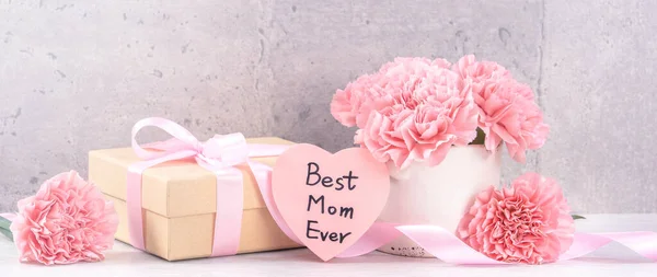Maio Mães Dia Handmade Giftbox Deseja Fotografia Cravos Florescendo Bonito — Fotografia de Stock