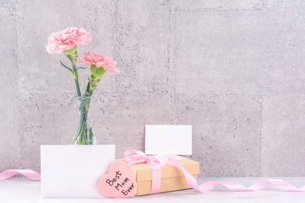Dia Das Mães Handmade Giftbox Surpresa Deseja Fotografia Cravos Florescendo — Fotografia de Stock