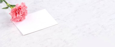 Anneler günü el yapımı hediye kutusu fikri, bebek pembe kurdeleli güzel karanfiller modern mermer masaya izole edilmiş, kapatın, kopyalayın, taklit edin