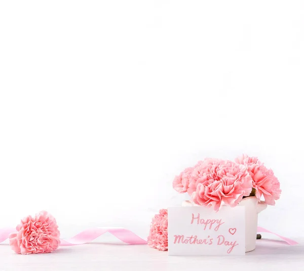 Piękne Kwitnące Dziecko Różowy Przetargu Goździki Białym Wazonie Izolowane Jasnym — Zdjęcie stockowe
