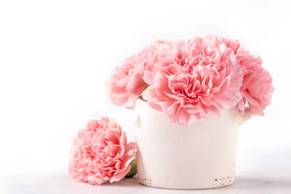 배경에 고립된 꽃병에 아름다운 분홍색의 부드러운 카네이션 엄마들 엄마들의 아이디어 — 스톡 사진
