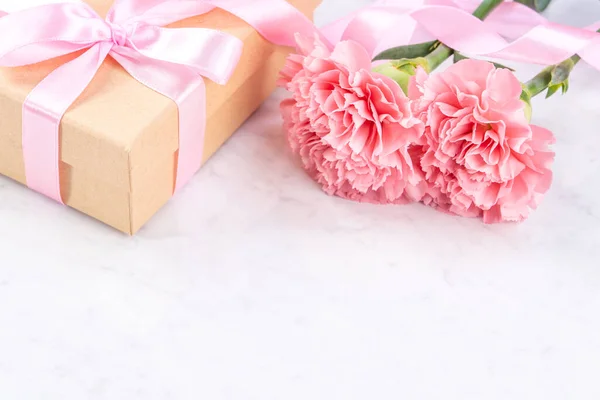 May Mothers Day Handmade Giftbox Idea Concept Beautiful Blooming Carnations — Stock Photo, Image