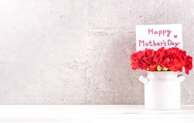 Mayıs Anneler Günü el yapımı giftbox tasarım fotoğraf - dilek güzel çiçek açan karanfil gri, ahşap arka plandaki tabloda, izole vazoda yakın çekim, uzay kopyalamak, yukarı alay