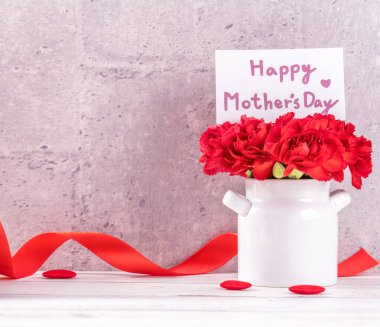 Mayıs Anneler Günü el yapımı giftbox tasarım fotoğraf - dilek güzel çiçek açan karanfil gri, ahşap arka plandaki tabloda, izole vazoda yakın çekim, uzay kopyalamak, yukarı alay