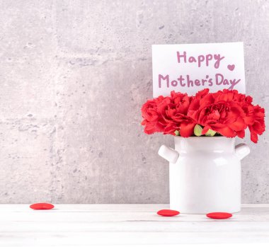 Mayıs Anneler Günü el yapımı giftbox tasarım fotoğraf - dilek güzel çiçek açan karanfil gri, ahşap arka plandaki tabloda, izole vazoda yakın çekim, uzay kopyalamak, yukarı alay