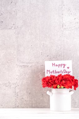 Mayıs Anneler Günü el yapımı giftbox tasarım fotoğraf - dilek güzel çiçek açan karanfil gri, ahşap arka plandaki tabloda, izole vazoda yakın çekim, uzay kopyalamak, yukarı alay