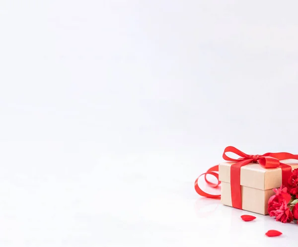 愿母亲们每天手工制作的礼品盒祝福摄影 美丽的绽放的康乃馨与红色丝带蝴蝶结盒隔离在现代大理石桌子上 复制空间 模拟起来 — 图库照片