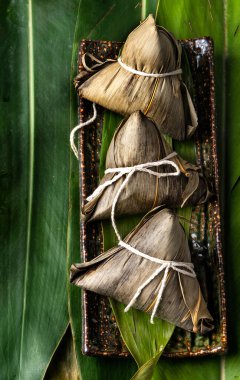 Yakın çekim, kopya alanı, üst görünüm, ünlü Asya Çin lezzetli el yapımı gıda ejderha tekne (Duan Wu) Festival, buharda pirinç köfte şeklinde piramit tarafından yaprakları maddeler