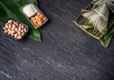 Yakın çekim, kopya alanı, üst görünüm, ünlü Asya Çin lezzetli el yapımı gıda ejderha tekne (Duan Wu) Festival, buharda pirinç köfte şeklinde piramit tarafından yaprakları maddeler