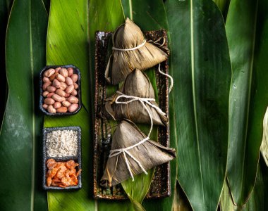 Yakın çekim, kopya alanı, üst görünüm, ünlü Asya Çin lezzetli el yapımı gıda ejderha tekne (Duan Wu) Festival, buharda pirinç köfte şeklinde piramit tarafından yaprakları maddeler