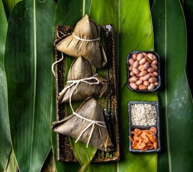 Yakın çekim, kopya alanı, üst görünüm, ünlü Asya Çin lezzetli el yapımı gıda ejderha tekne (Duan Wu) Festival, buharda pirinç köfte şeklinde piramit tarafından yaprakları maddeler