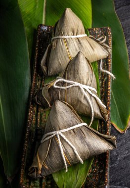 Yakın çekim, kopya alanı, üst görünüm, ünlü Asya Çin lezzetli el yapımı gıda ejderha tekne (Duan Wu) Festival, buharda pirinç köfte şeklinde piramit tarafından yaprakları maddeler