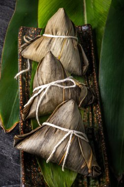 Yakın çekim, kopya alanı, üst görünüm, ünlü Asya Çin lezzetli el yapımı gıda ejderha tekne (Duan Wu) Festival, buharda pirinç köfte şeklinde piramit tarafından yaprakları maddeler