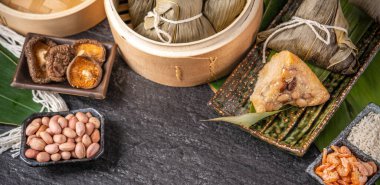 Yakın çekim, kopya alanı, üst görünüm, ünlü Asya Çin lezzetli el yapımı gıda ejderha tekne (Duan Wu) Festival, buharda pirinç köfte şeklinde piramit tarafından yaprakları maddeler