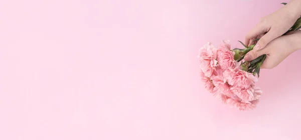 Vrouw Geven Bos Van Elegantie Bloeiende Baby Roze Kleur Tender — Stockfoto