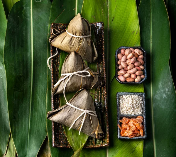 Yakın çekim, kopya alanı, üst görünüm, ünlü Asya Çin lezzetli el yapımı gıda ejderha tekne (Duan Wu) Festival, buharda pirinç köfte şeklinde piramit tarafından yaprakları maddeler