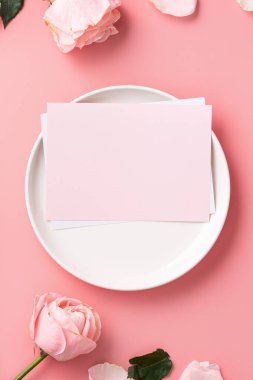 Anneler Günü 'nün üst görüntüsü hediye ve yemek tasarımı konsepti arka planda pembe gül çiçekli pembe masa arkaplanı