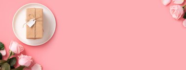 Anneler Günü 'nün üst görüntüsü hediye ve yemek tasarımı konsepti arka planda pembe gül çiçekli pembe masa arkaplanı