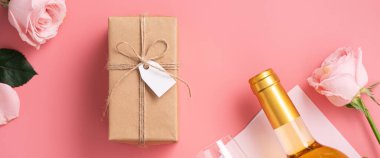 Anneler Günü 'nün üst görüntüsü hediye ve yemek tasarımı konsepti arka planda pembe gül çiçekli pembe masa arkaplanı